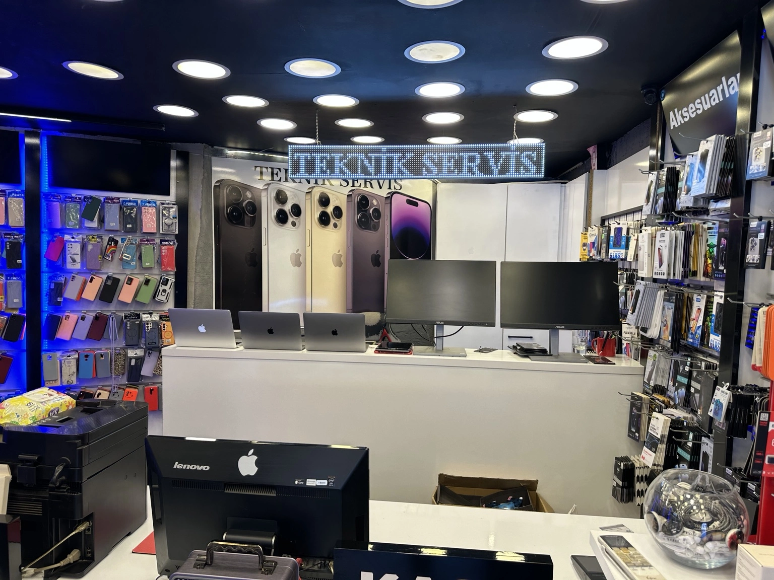 Telefon onarım ve teknik kontrol çalışma alanı