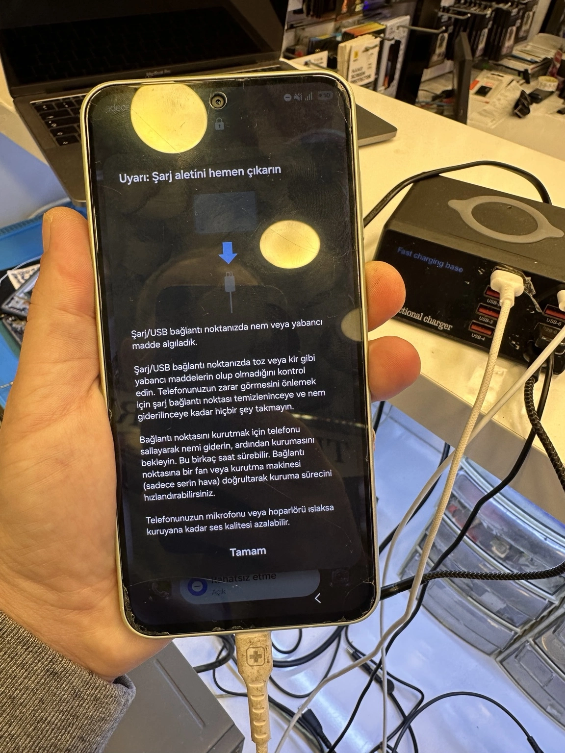 Samsung telefonda şarj aletini hemen çıkarmayı isteyen sıvı algılandı uyarısı