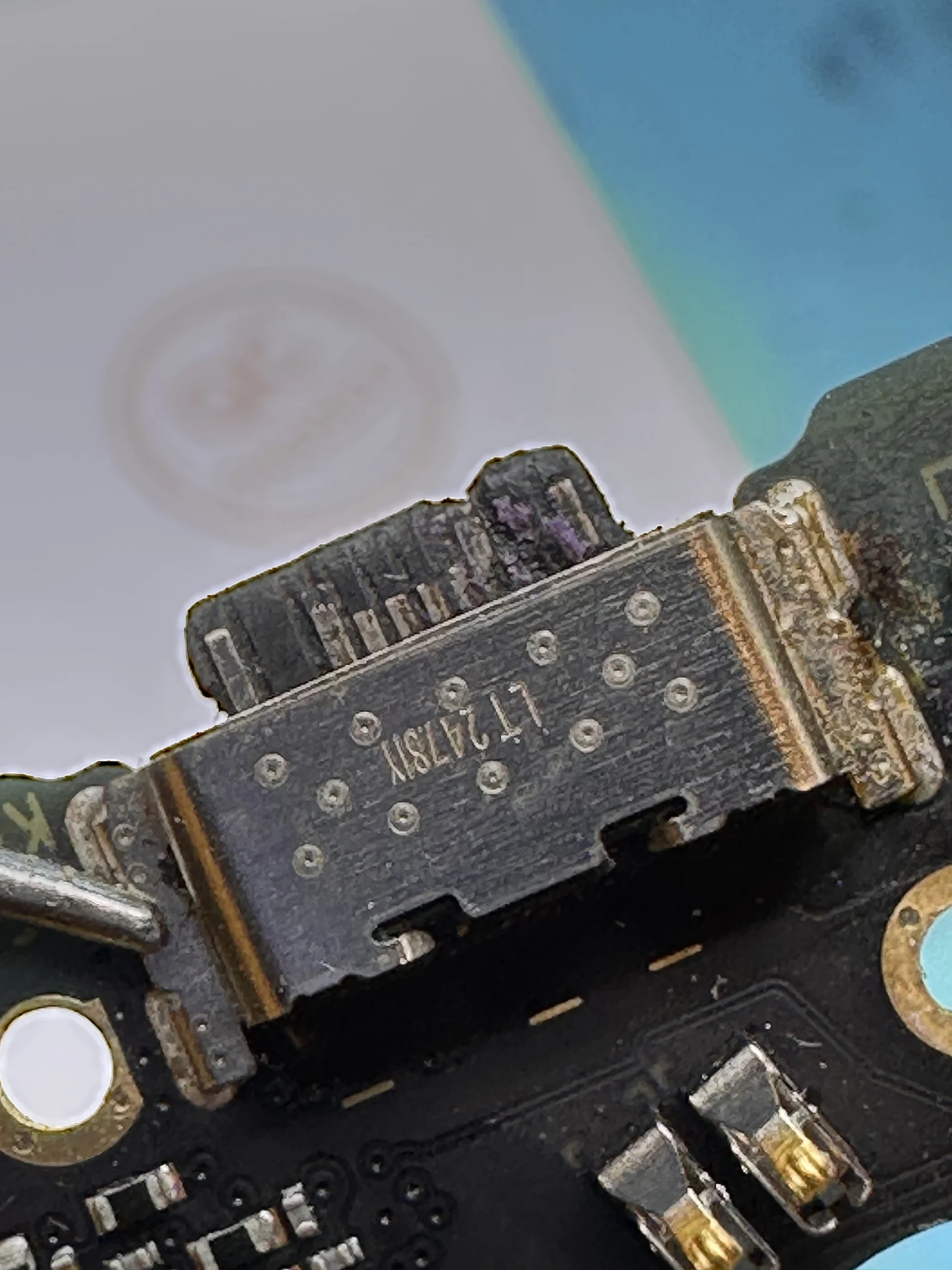 Sıvı teması sonrasında iç temas noktaları yanmış Samsung şarj soketi