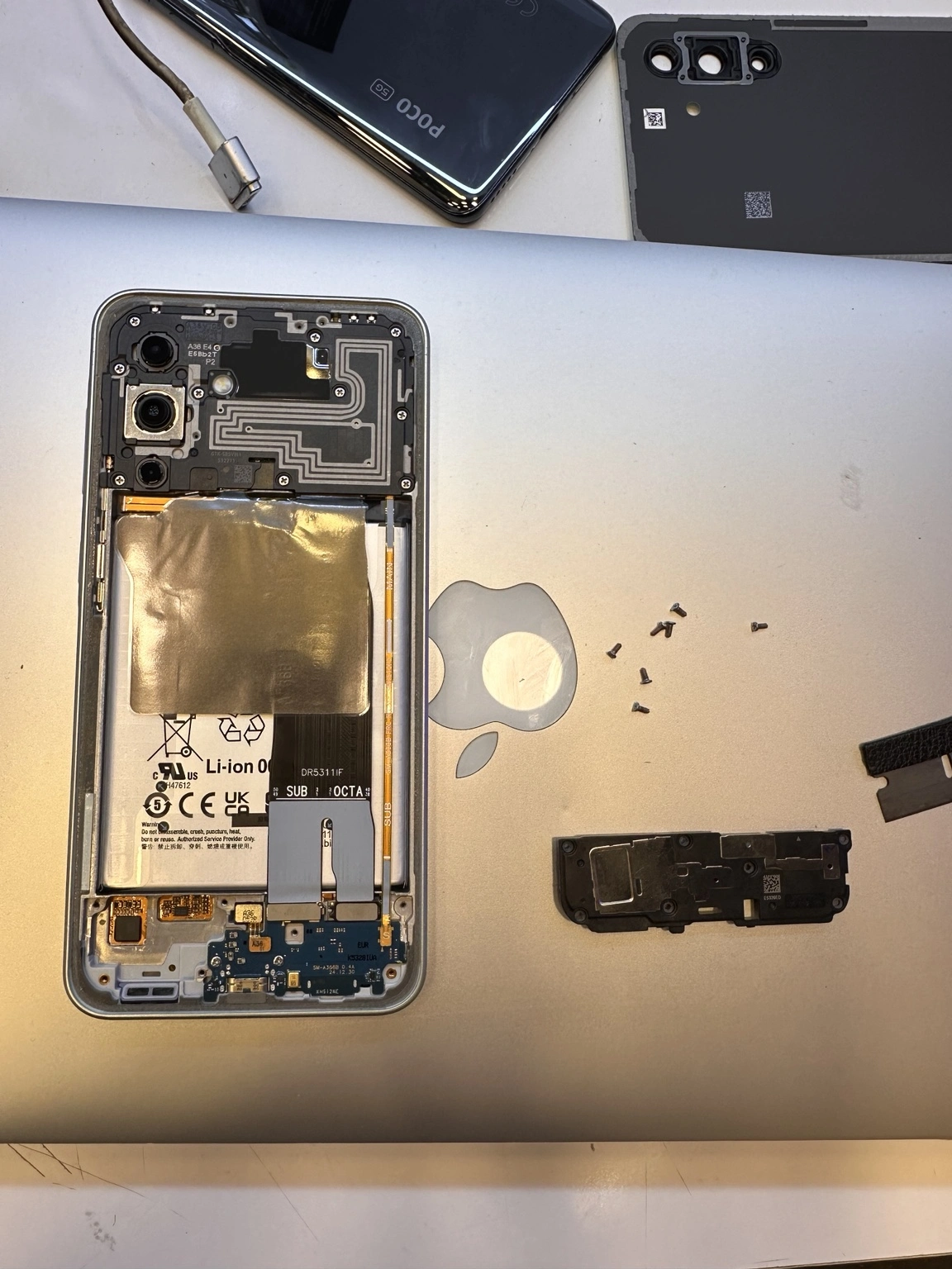 Sıvı teması olan Samsung telefonda şarj soketi değişiminin ilk aşaması