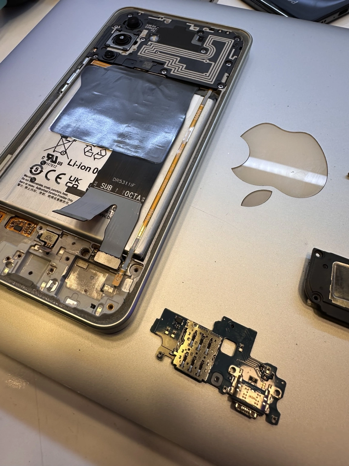 Sıvı teması sonrası Samsung şarj soketi ve bord üzerinde yapılan onarım
